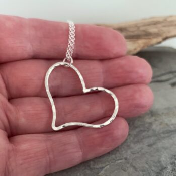 Open heart hammered silver pendant - Image 3