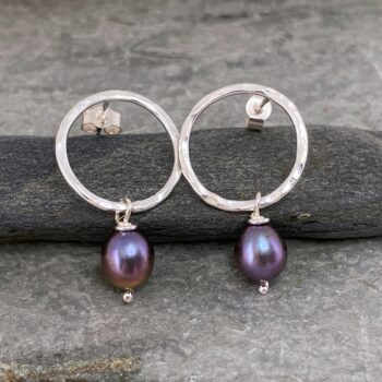 Pearl circle stud earrings - Image 3