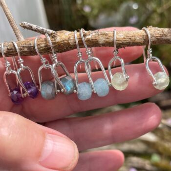 Prehnite and silver small dangly earrings - Image 5