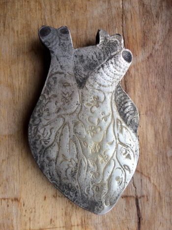 Anatomical heart with intertwined flora - Image 3