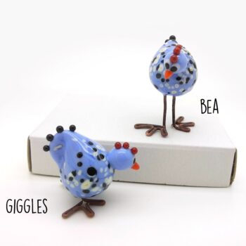 Miniatuur glazen kippen duo, glazen miniatuur, poppenhuis decoratie paasdecoratie pluimvee dieren mini geel vogels