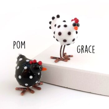 Miniatuur glazen kippen duo, glazen miniatuur, poppenhuis decoratie paasdecoratie pluimvee dieren mini geel vogels