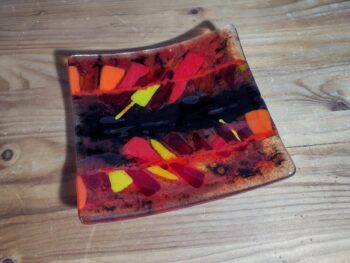 Red and black fused glass square decorative plate - Image 2