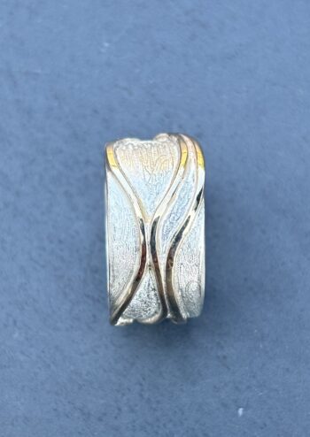 Gold Waves Ring - Image 5